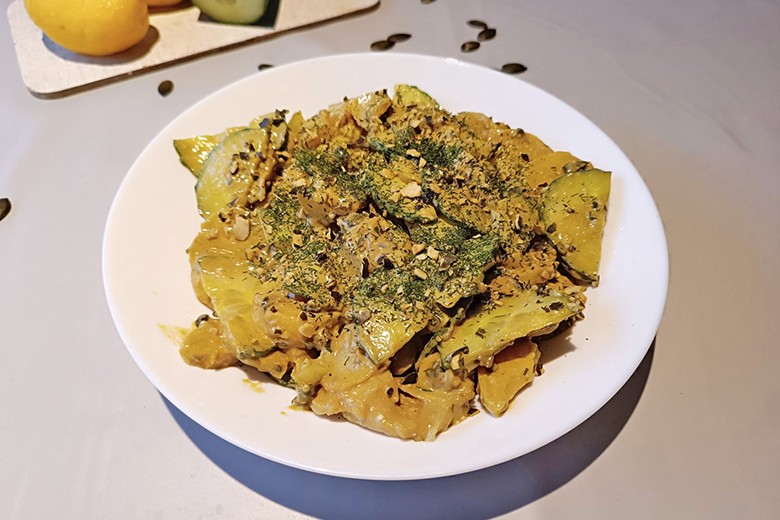 Erdäpfel-Gurken-Salat mit Kürbiskernöl-Mayonnaise