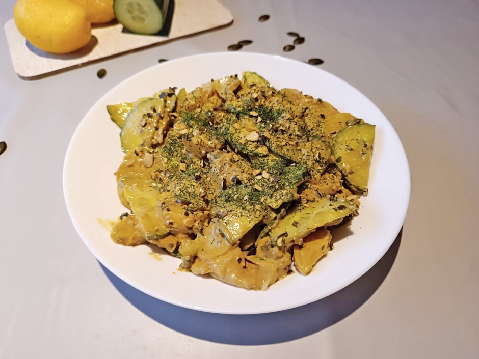 Erdäpfel-Gurken-Salat mit Kürbiskernöl-Mayonnaise