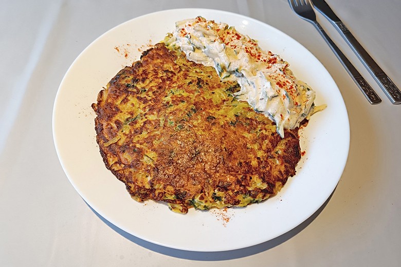 Erdäpfelpuffer mit Wildkräuter und Rahmgurken