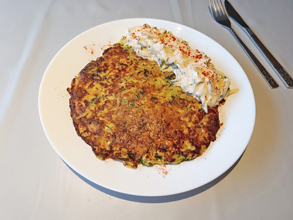 Erdäpfelpuffer mit Wildkräuter und Rahmgurken