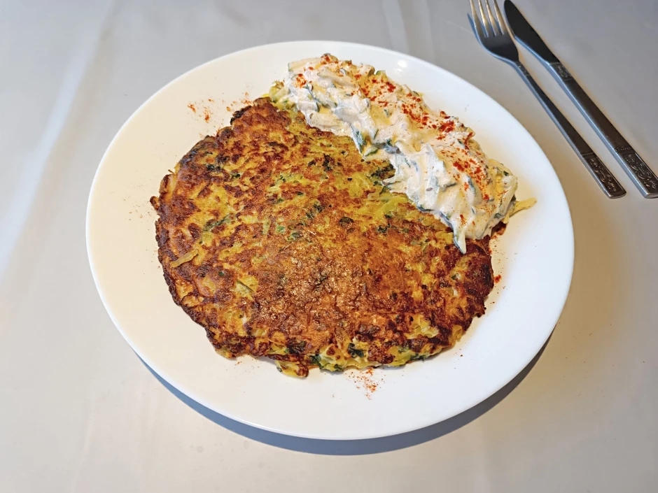 Erd&auml;pfelpuffer mit Wildkr&auml;uter und Rahmgurken