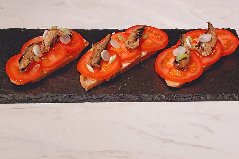 Ciabatta mit Tomaten und Sprotten