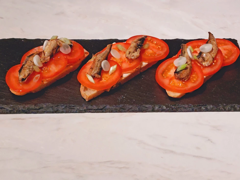 Ciabatta mit Tomaten und Sprotten