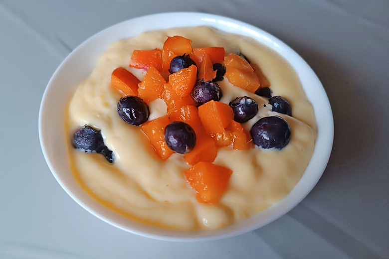Heißer Vanillepudding mit frischen Früchten