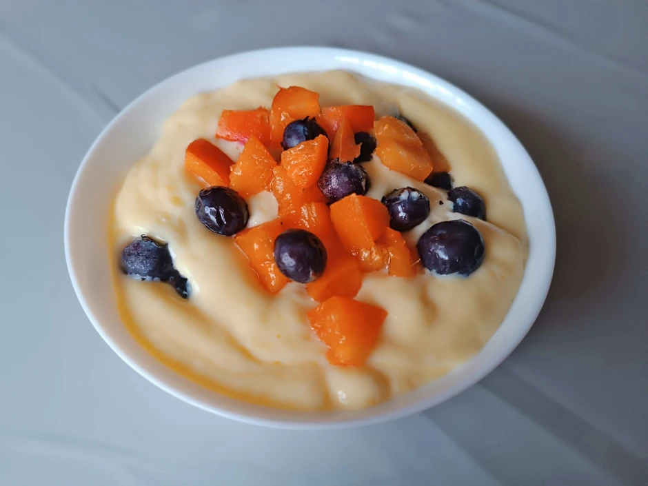 Heißer Vanillepudding mit frischen Früchten