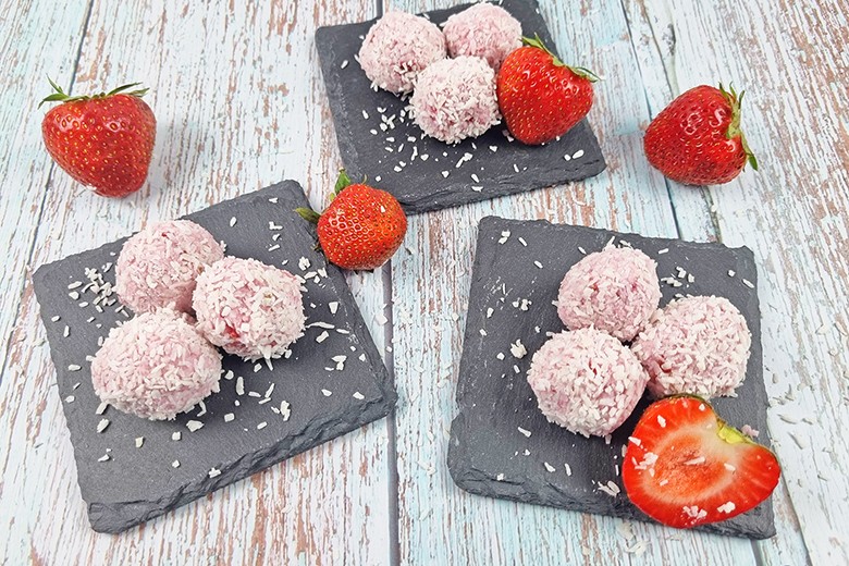 Kokos-Bällchen mit Erdbeeren