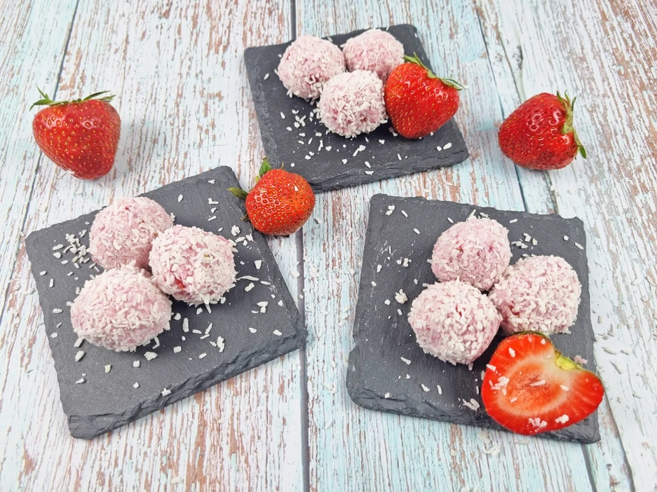 Kokos-B&auml;llchen mit Erdbeeren