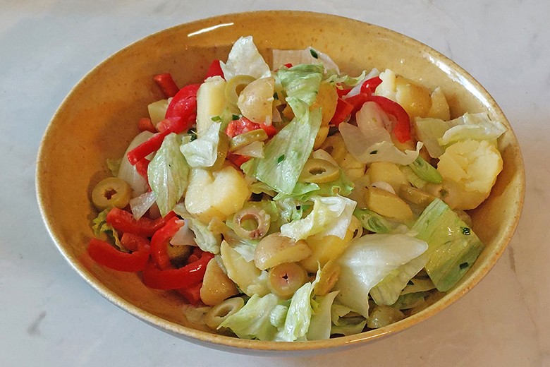 Bunter Kartoffel-Eisbergsalat