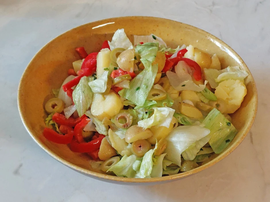 Bunter Kartoffel-Eisbergsalat