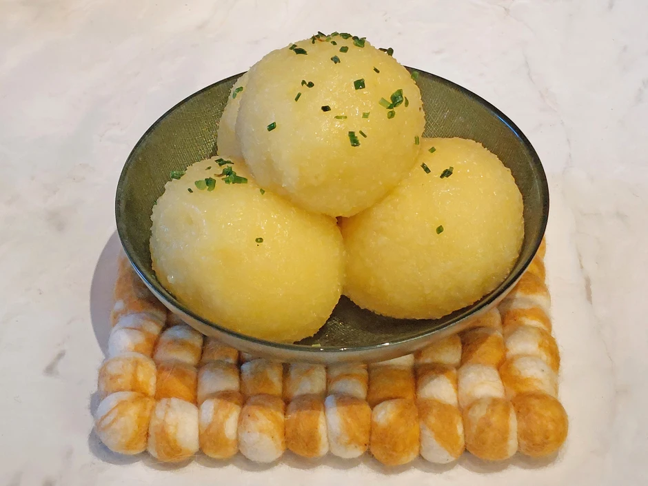 Fränkische Kartoffelknödel halb und halb