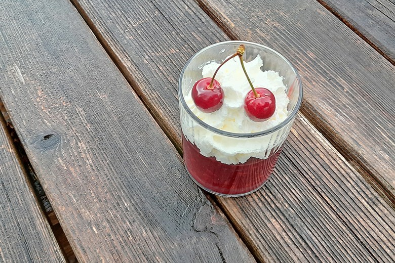 Mascarponecreme auf Kirschpudding