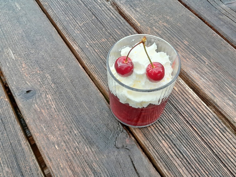 Mascarponecreme auf Kirschpudding