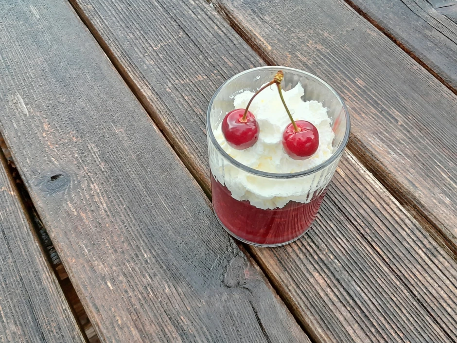 Mascarponecreme auf Kirschpudding