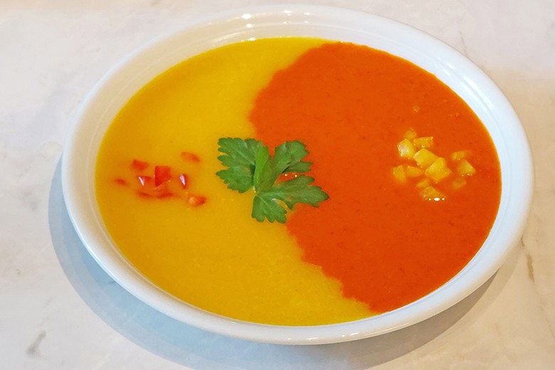 Zweifarbige Paprikasuppe
