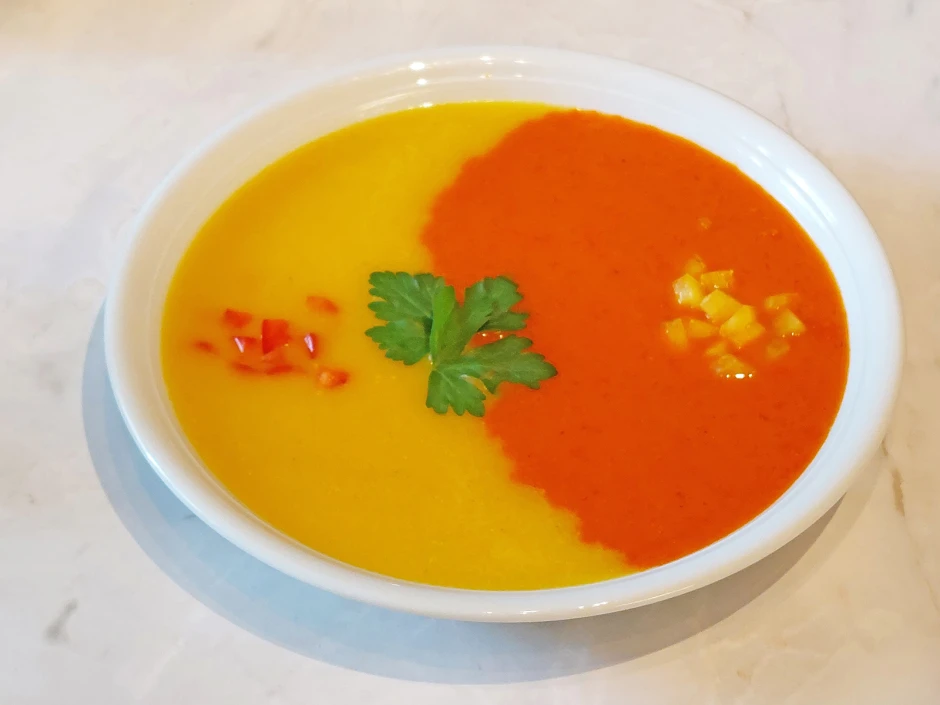 Zweifarbige Paprikasuppe