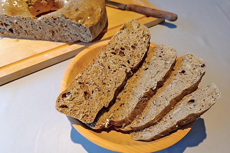 Mischbrot mit Pfeffer aus dem Camping-Backofen