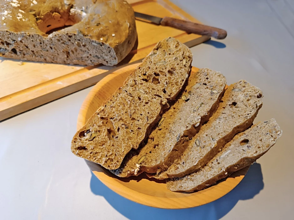 Mischbrot mit Pfeffer aus dem Camping-Backofen