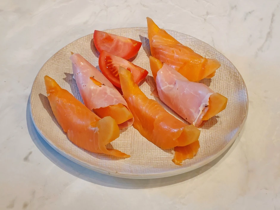 Melone mit Schinken und Lachs