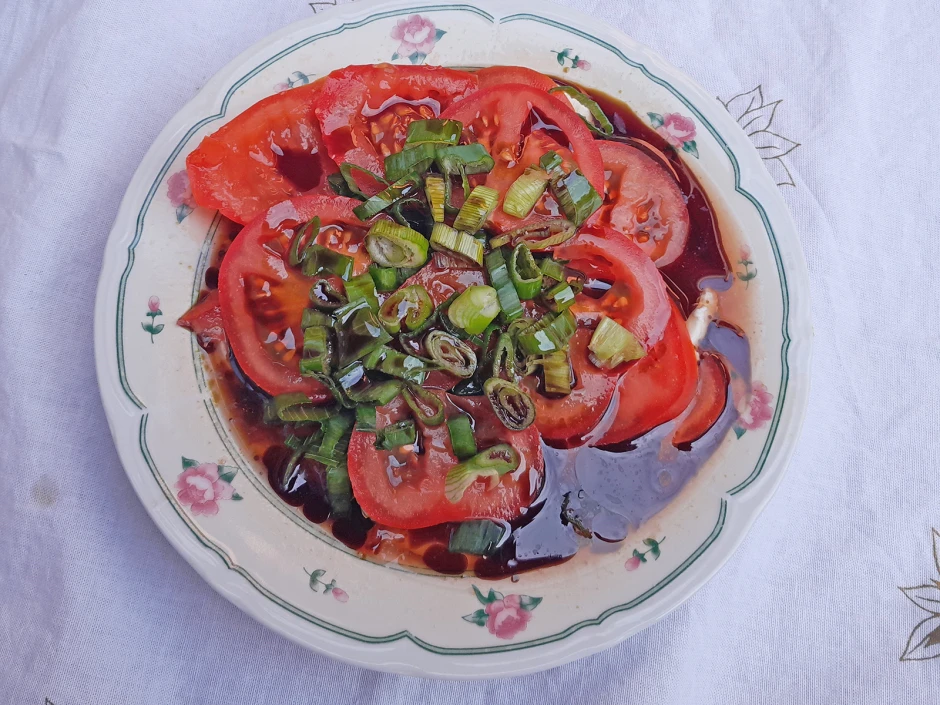 Mozzarella mit Tomaten und Fr&uuml;hlingszwiebeln