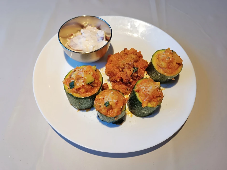 Zucchini mit Polentaf&uuml;llung und Radieschendip