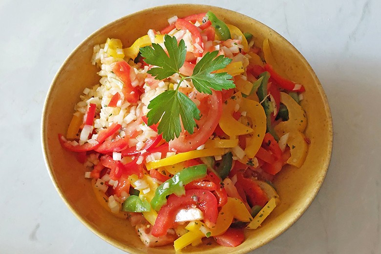 Bunter Tomaten-Paprika-Salat