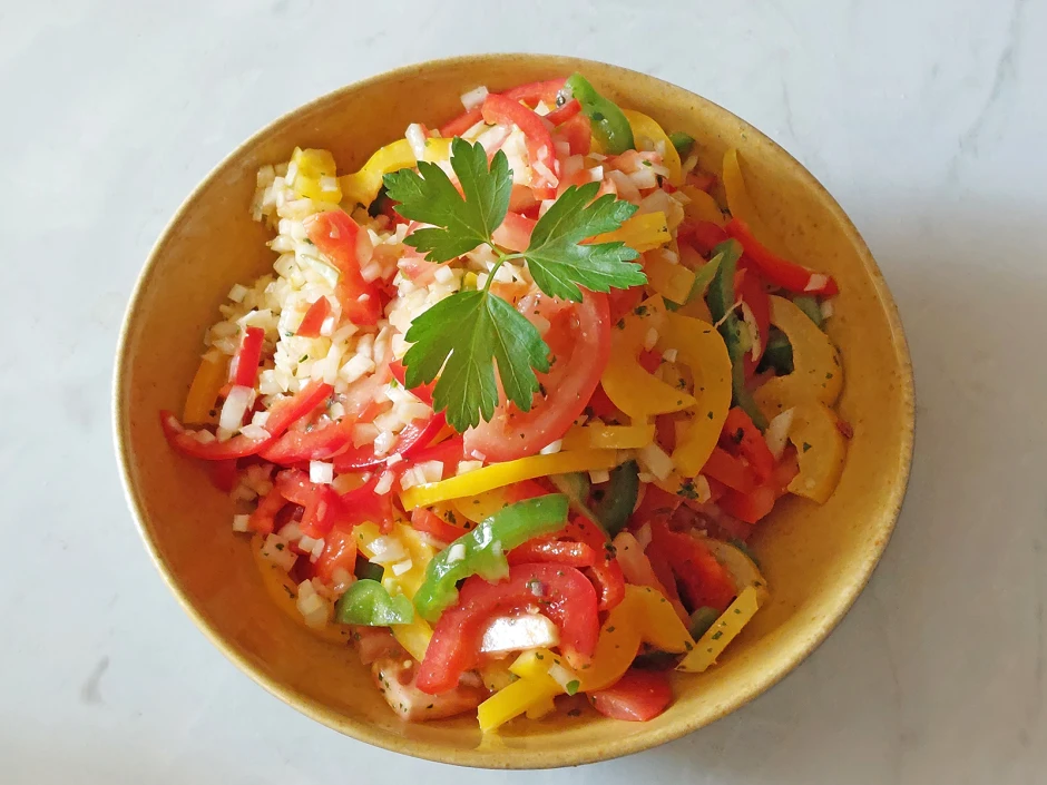 Bunter Tomaten-Paprika-Salat