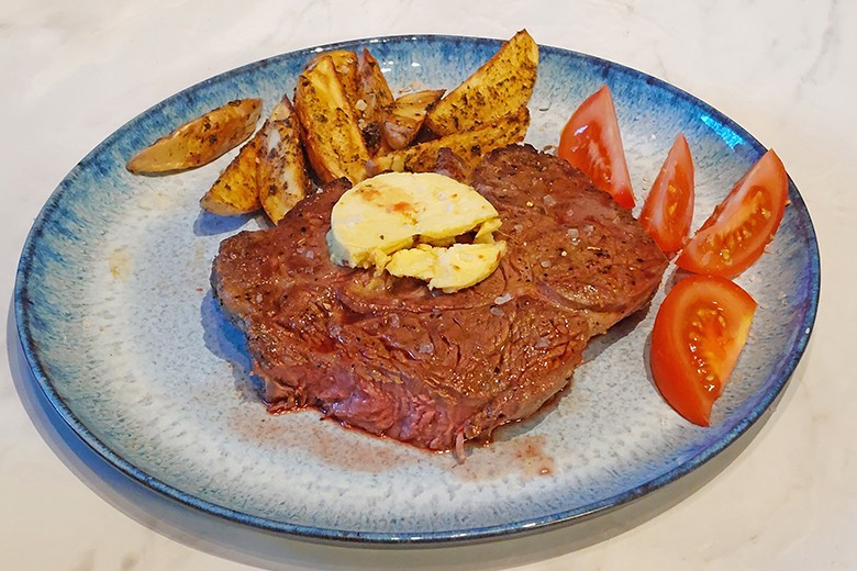 Entrecote mit Kartoffelspalten