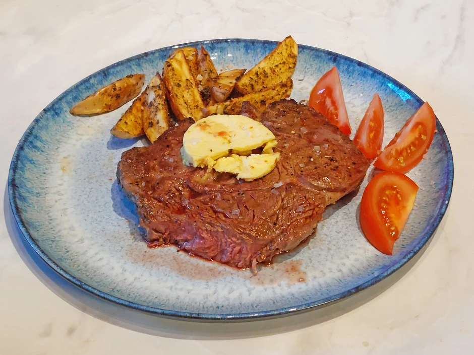 Entrecote mit Kartoffelspalten