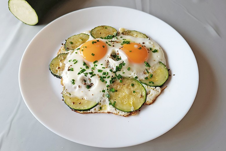 Spiegeleier auf Zucchini