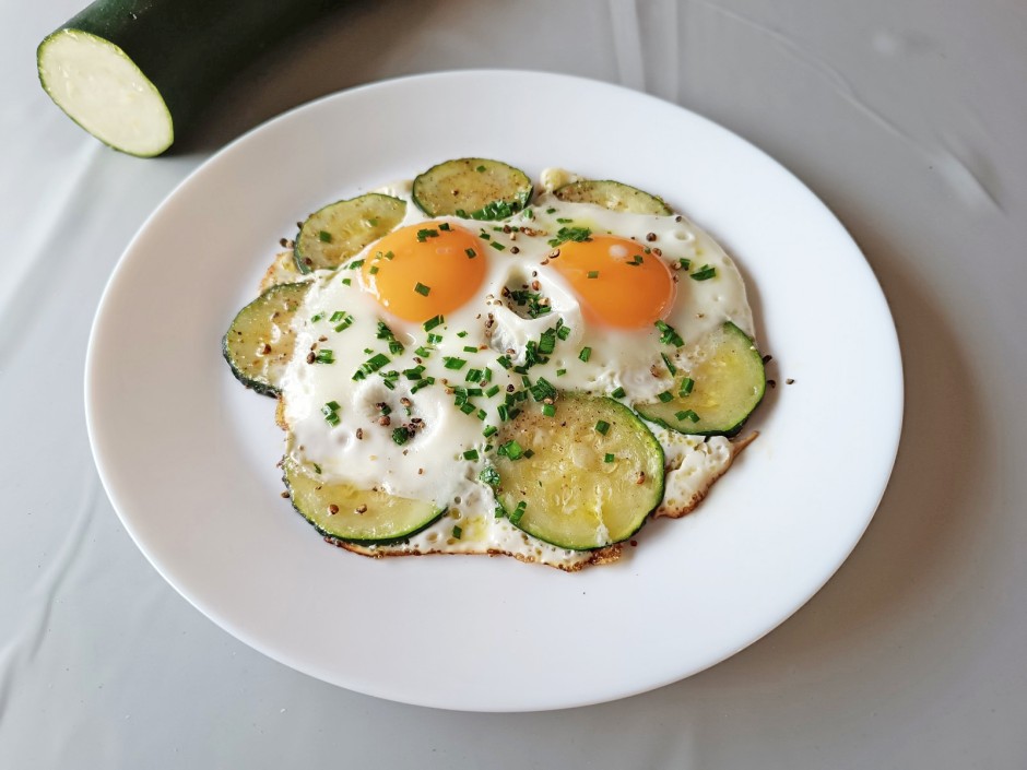 Spiegeleier auf Zucchini