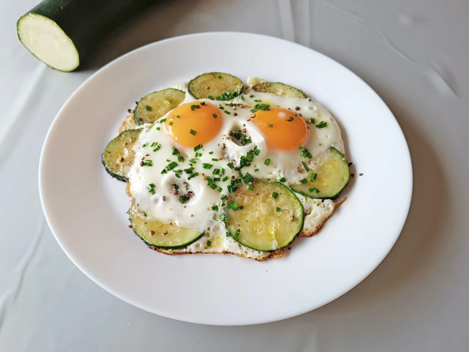 Spiegeleier auf Zucchini