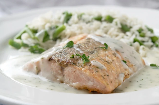 Lachsfilet auf Dill-Rahm-Sauce