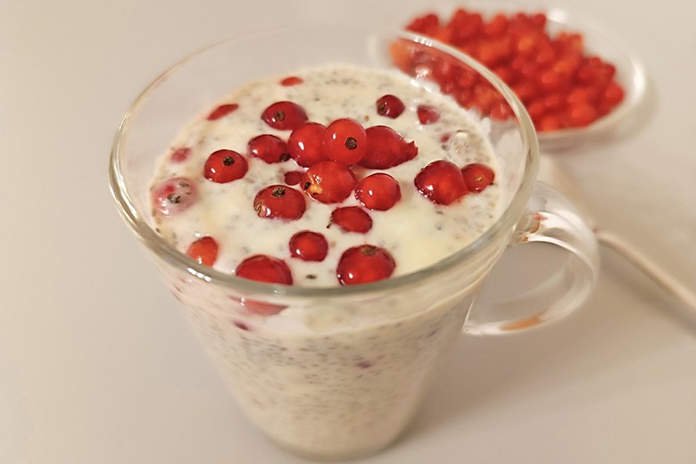 Milchkefir mit roten Ribiseln