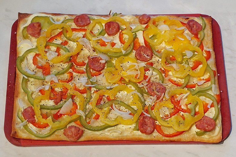 Flammkuchen mit bunten Paprika