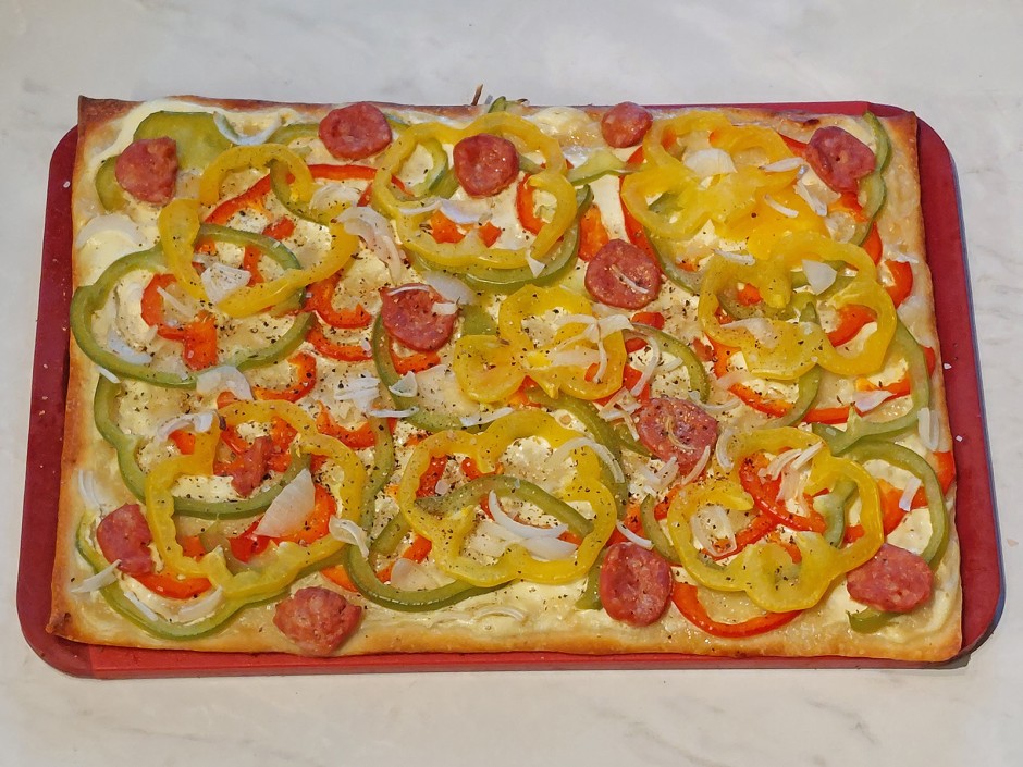 Flammkuchen mit bunten Paprika