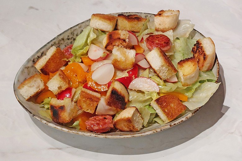 Eisbergsalat mit Brot und Salsiccia