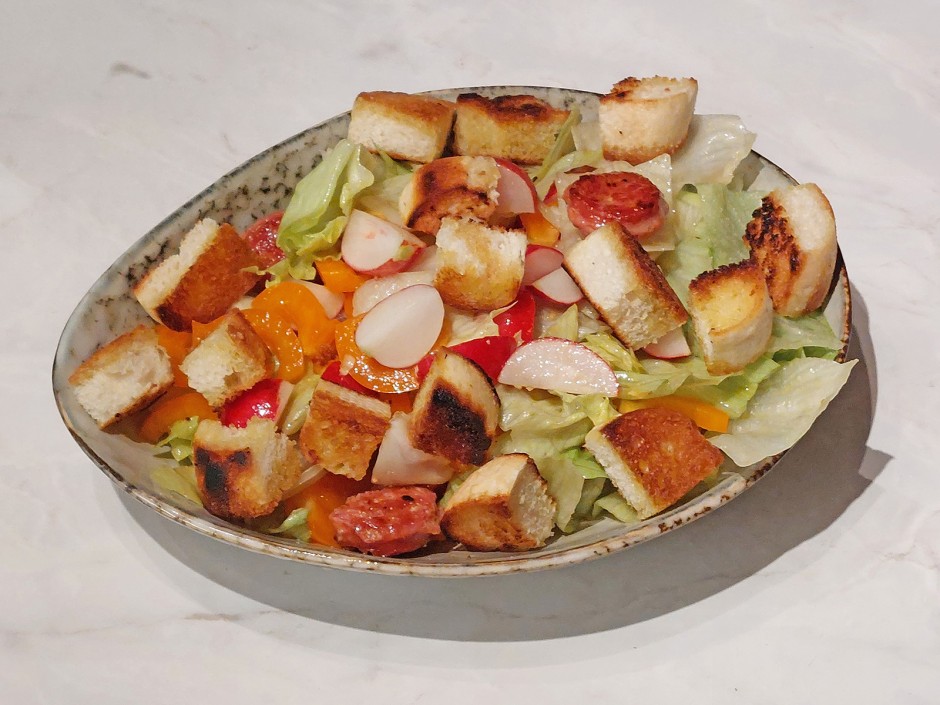 Eisbergsalat mit Brot und Salsiccia