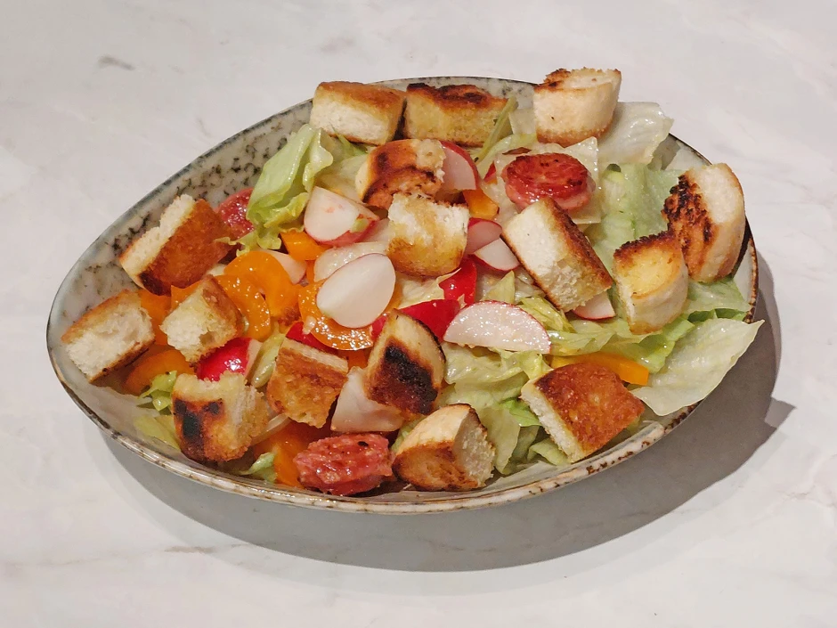 Eisbergsalat mit Brot und Salsiccia