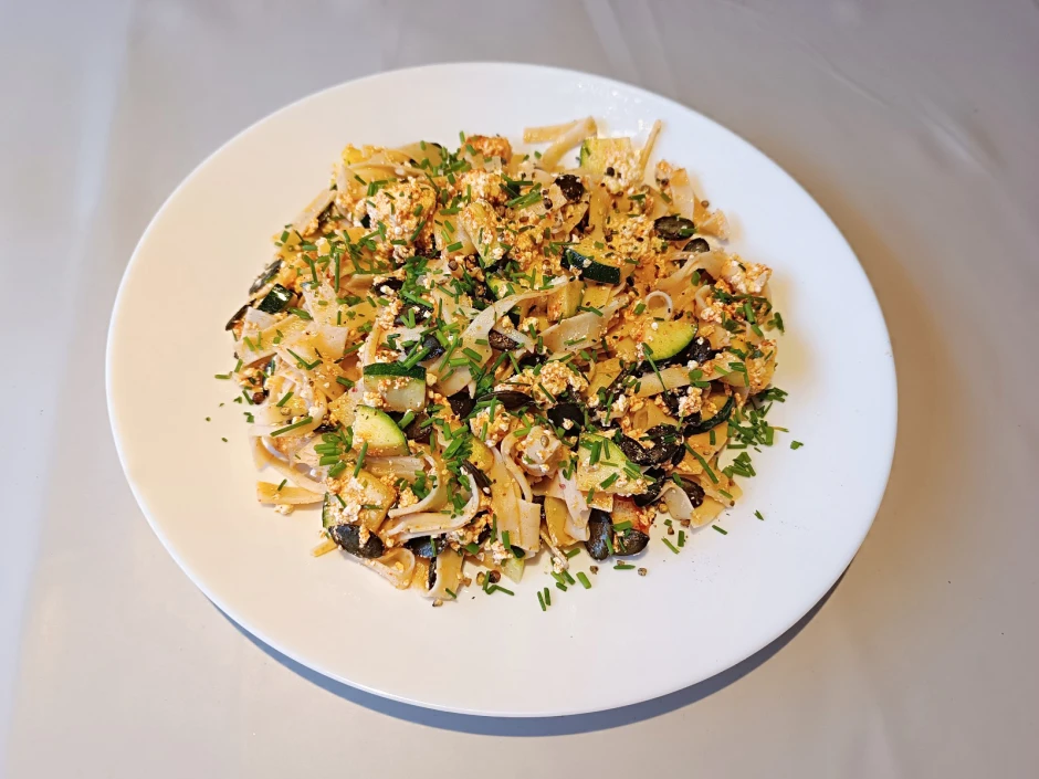 Bandnudeln mit Zucchini und Bröseltopfen