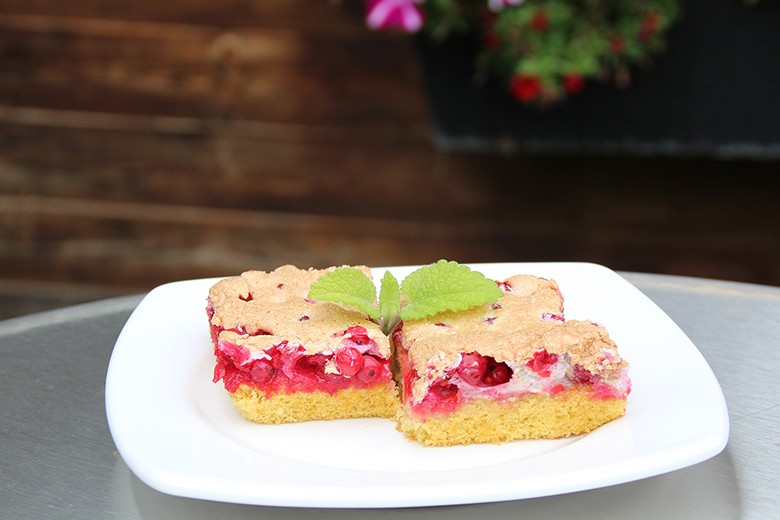 Ribiselkuchen mit Schneehaube