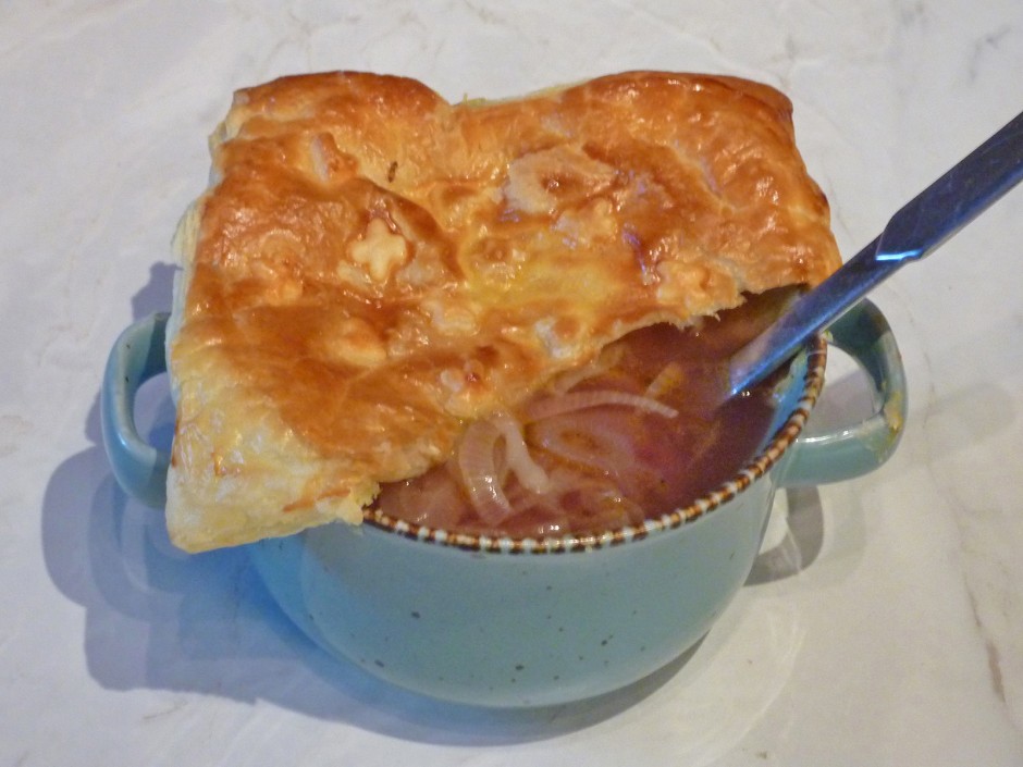 Zwiebelsuppe mit Haube