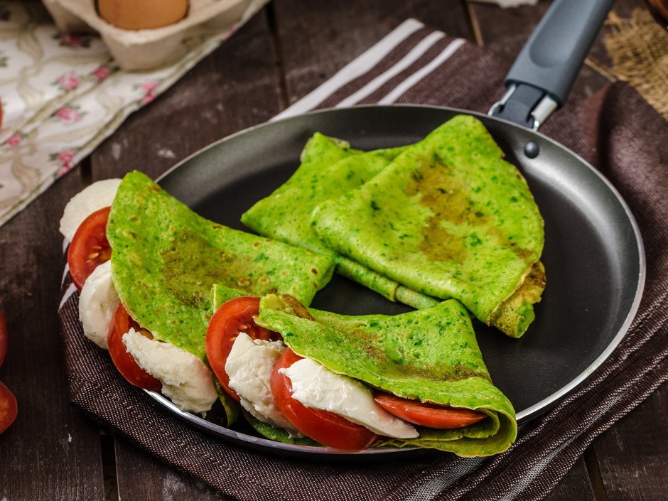 Basilikum Palatschinken mit Tomate und Mozzarella
