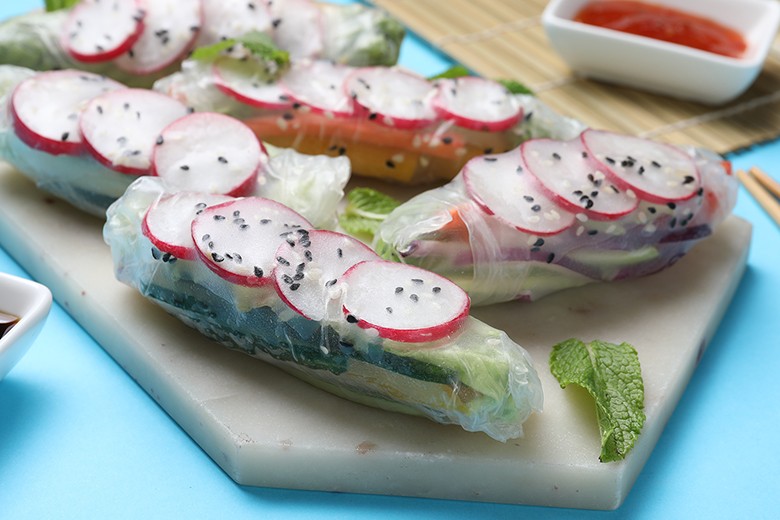 Vegane Sommerrolle mit Radieschen