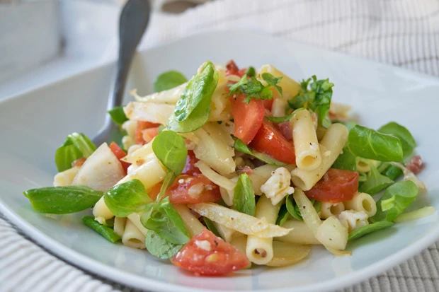 Bunter Nudelsalat mit Cocktailtomaten