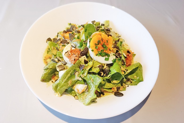 Grüner Salat mit Milchkefir-Dressing