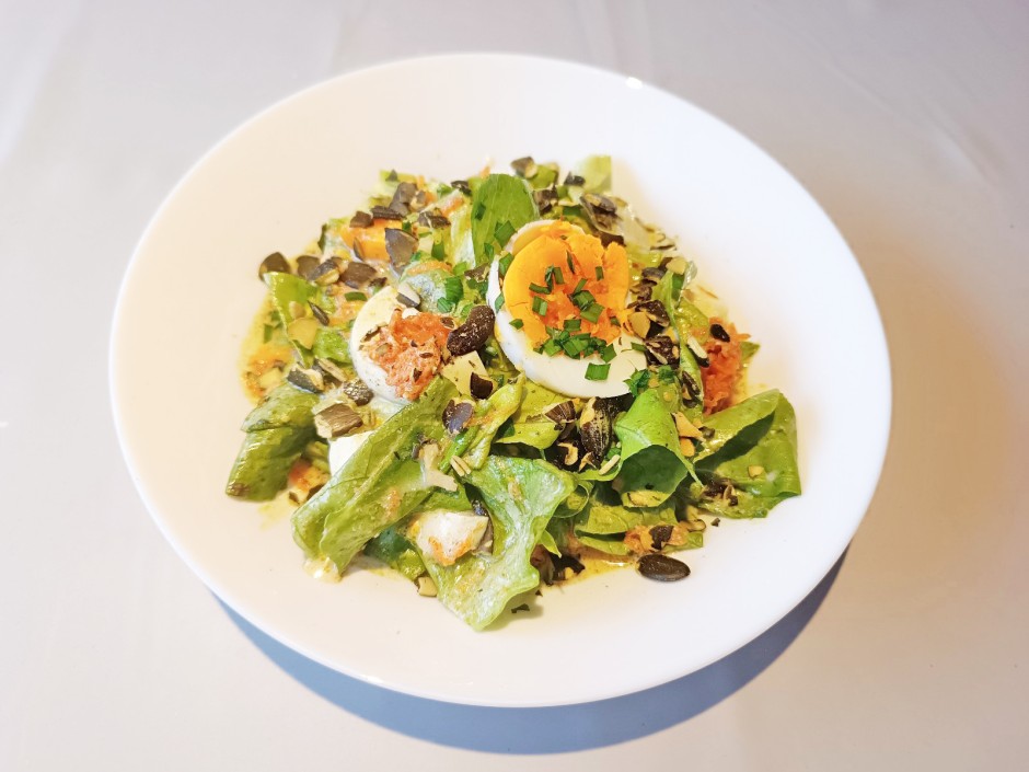 Grüner Salat mit Milchkefir-Dressing
