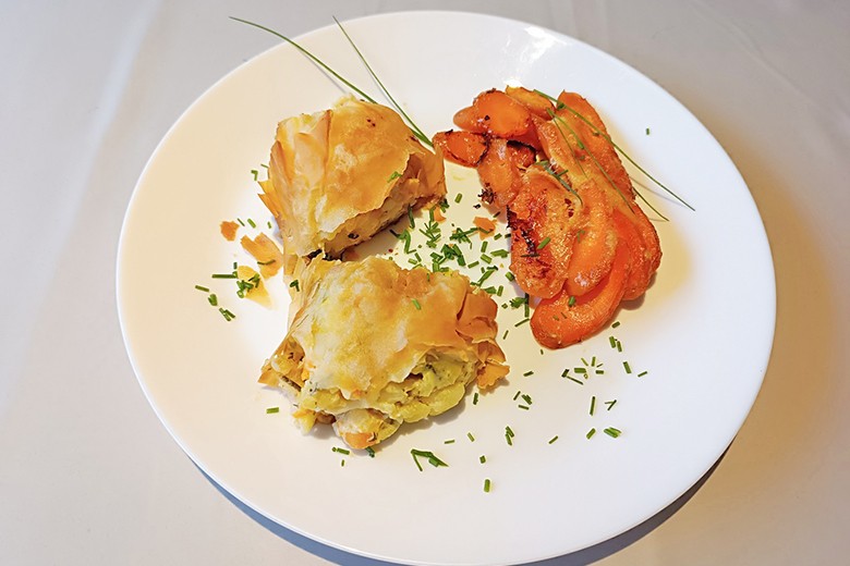 Erdäpfelstrudel mit Karotten aus dem Camping-Backofen