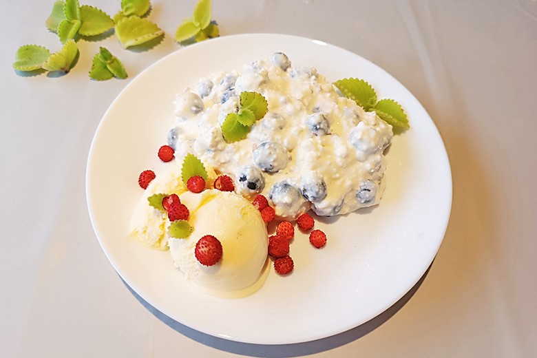 Schwarzbeertopfen mit Jamaika-Thymian