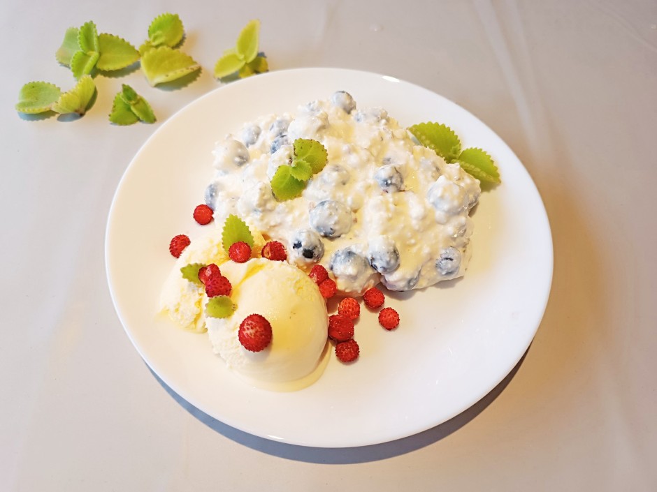 Schwarzbeertopfen mit Jamaika-Thymian