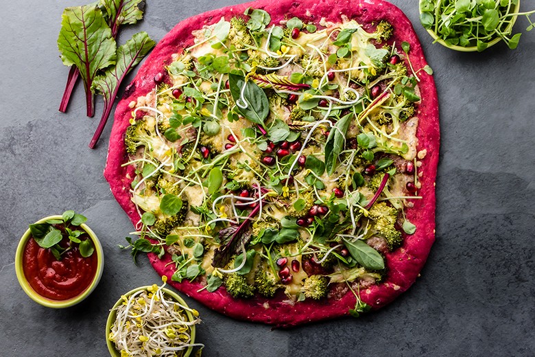 Rote Rüben Pizza mit Sprossen
